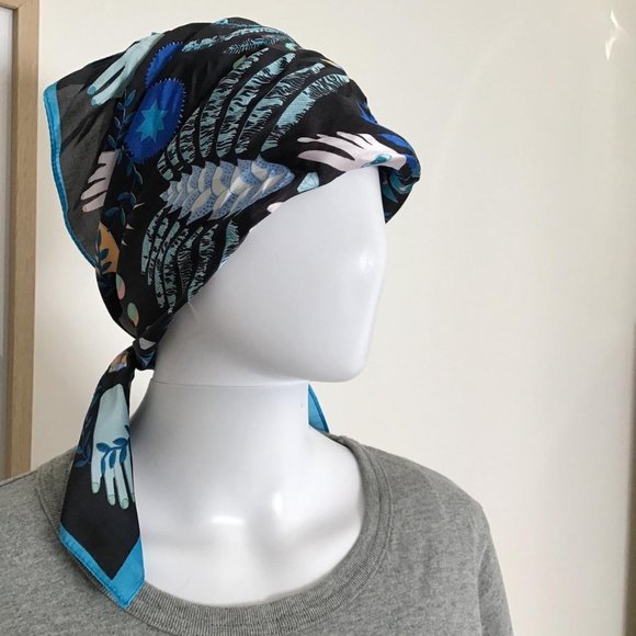 Multicoloured satin scarf Motif: hands, stars, moon, sun, planets, pineapples - Picture 4 of 8